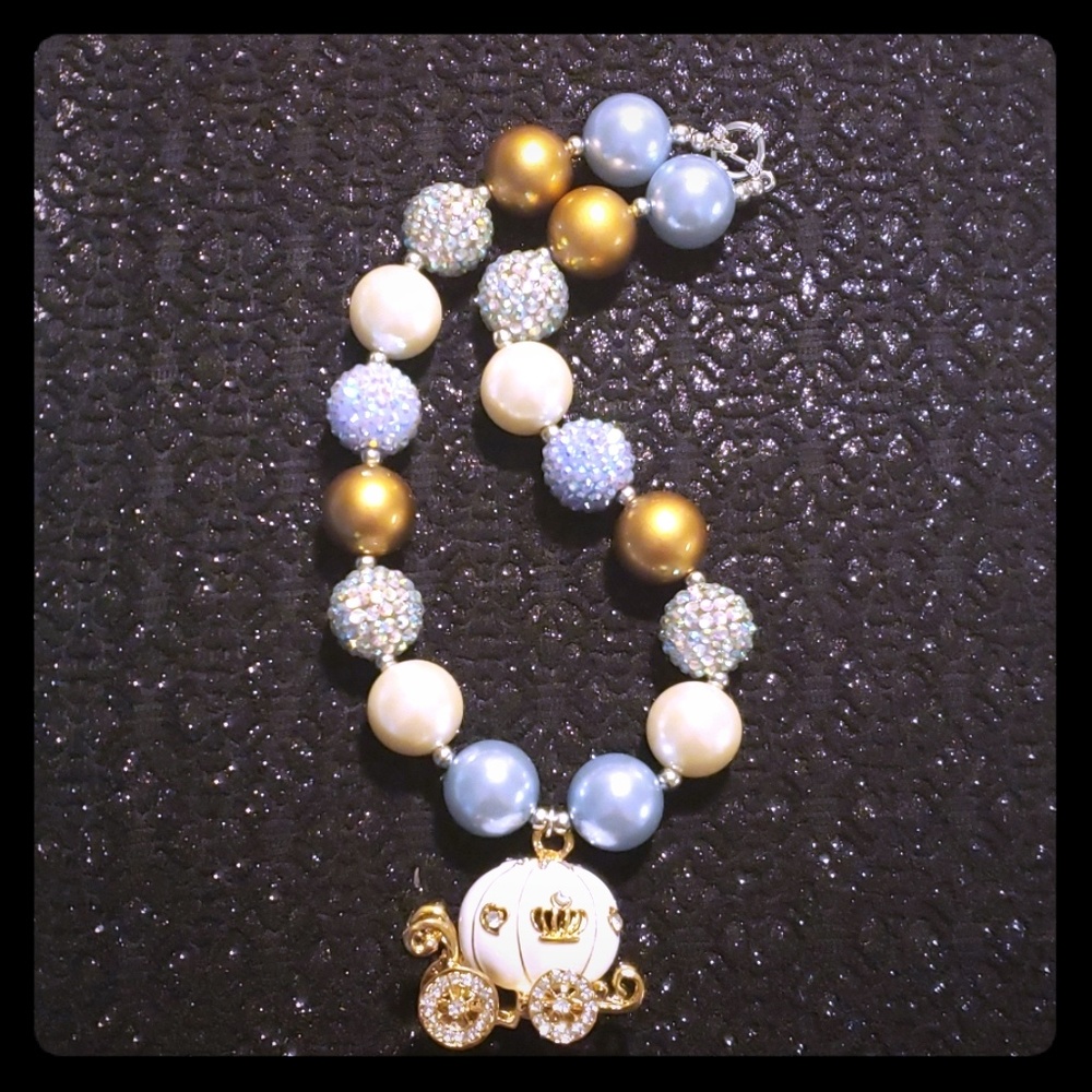 Cinderella bubblegum necklace in blue